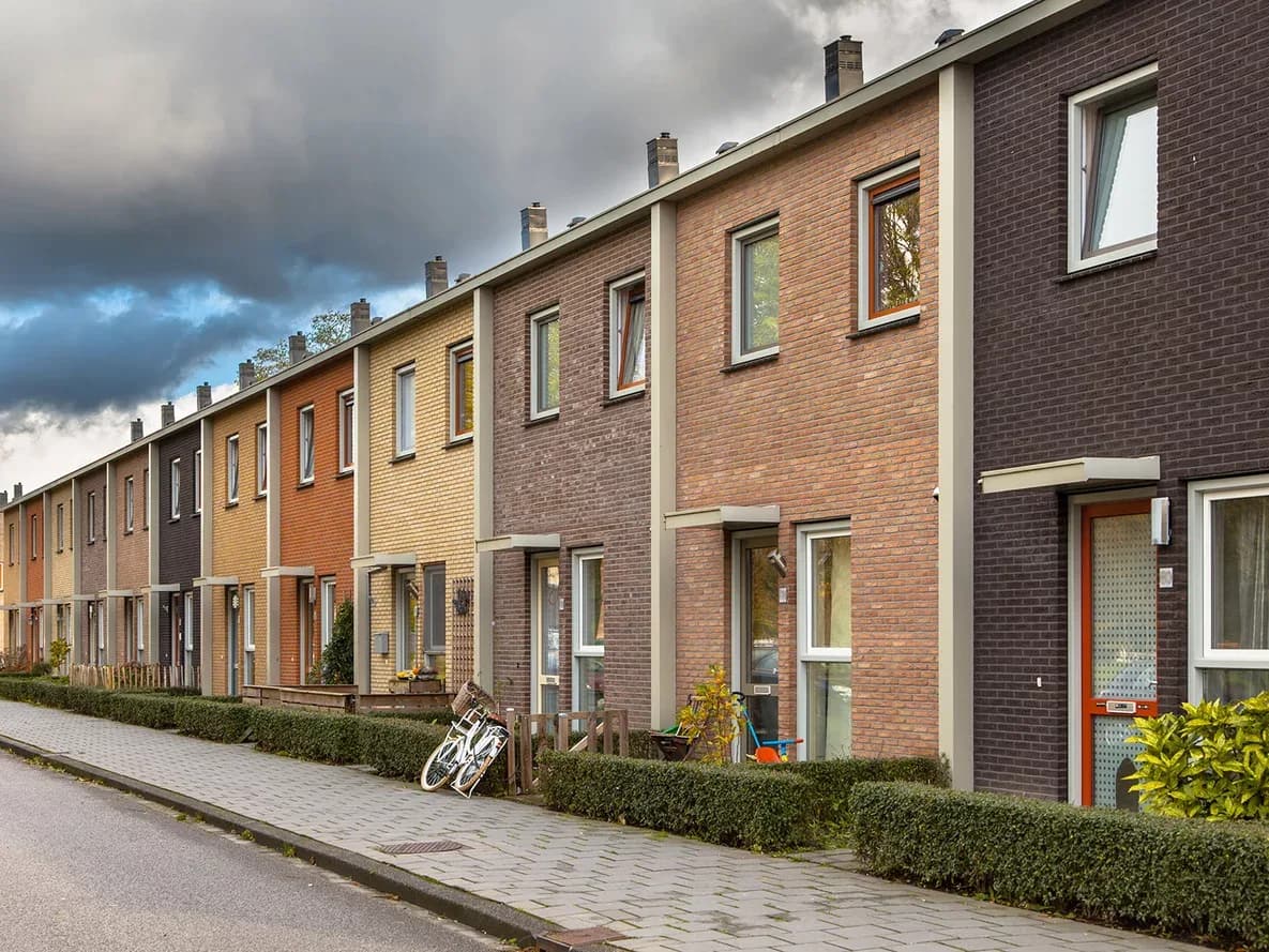 Rijtjeshuizen aan een straat